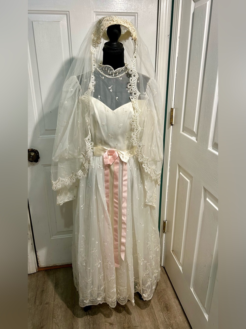 VTG Ivory A-line Wedding Dress Puff Sleeve Bead Lace High Neck Veil SZ 9/10 Bow